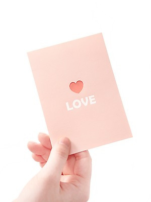 포토 JPG 스튜디오촬영 손 봉투 편지봉투 실내 사랑 한명 들기 누끼 사람 신체부위 하트 러브레터 편지 우편물 레터 국내포토 카드프레임 모양 1 감정 모션 프레임 내부 파일형식