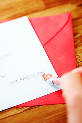 포토 JPG 스튜디오촬영 손 프로포즈 봉투 편지봉투 실내 사랑 한명 아웃포커스 신체부위 펜 볼펜 하트 그리기 러브레터 편지 우편물 편지지 그림 레터 국내포토 카드프레임 모양 1 감정 모션 프레임 촬영기법 사람 내부 필기구 파일형식