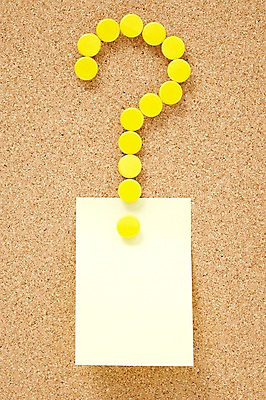 포토 JPG 스튜디오촬영 기호 종이 컬러 문구용품 학용품 실내 근접촬영 사람없음 노란색 사무용품 쪽지 물음표 기록 메모지 압정 오브젝트 호기심 포스트잇 메모판 특수문자 한장 코르크보드 국내포토 문자 1 감정 뷰포인트 컨셉 알림판 내부 파일형식