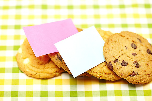 포토 JPG 스튜디오촬영 종이 음식 탁자 문구용품 학용품 디저트 실내 사람없음 쿠키 제과 과자 사무용품 여러개 빵집 메모지 칩 오브젝트 포스트잇 초코칩 초코칩쿠키 국내포토 가구 다수 내부 제과제빵 상점 초콜릿 초코쿠키 파일형식