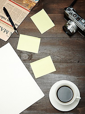 포토 JPG 스튜디오촬영 종이 커피 음료 문구용품 학용품 잔 한잔 프레임 실내 사람없음 목재 컵 하이앵글 필기구 펜 볼펜 카메라 사무용품 기록 메모지 신문 차 커피잔 찻잔 컵받침 받침대 오브젝트 백지 포스트잇 영자신문 아메리카노 영상기기 여러장 나무배경 국내포토 나무 1 식기 뷰포인트 다수 백그라운드 재료 내부 간행물 전자제품 뉴스 파일형식