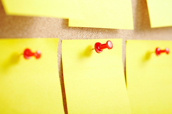 포토 JPG 스튜디오촬영 종이 문구용품 학용품 실내 근접촬영 사람없음 아웃포커스 사무용품 쪽지 기록 메모지 압정 오브젝트 포스트잇 메모판 여러장 코르크보드 국내포토 뷰포인트 다수 알림판 촬영기법 내부 파일형식