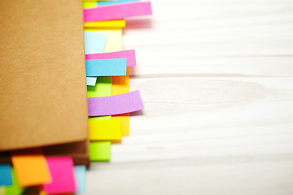 포토 JPG 스튜디오촬영 종이 문구용품 학용품 실내 근접촬영 사람없음 목재 아웃포커스 컬러풀 라벨 사무용품 공책 기록 메모지 오브젝트 포스트잇 연습장 인덱스 나무배경 국내포토 나무 뷰포인트 컬러 백그라운드 재료 프레임 촬영기법 내부 파일형식