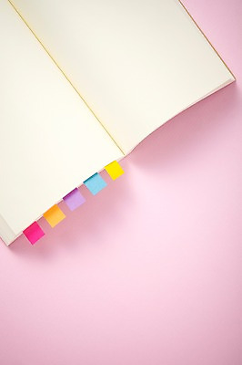 포토 JPG 스튜디오촬영 종이 문구용품 학용품 실내 근접촬영 사람없음 아웃포커스 컬러풀 라벨 다이어리 사무용품 공책 펼침 기록 메모지 오브젝트 포스트잇 연습장 인덱스 국내포토 뷰포인트 컬러 모션 프레임 촬영기법 내부 파일형식