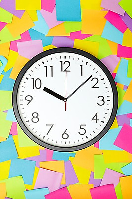 포토 JPG 스튜디오촬영 종이 시계 백그라운드 문구용품 학용품 실내 사람없음 컬러풀 사무용품 기록 메모지 벽시계 오브젝트 포스트잇 여러장 10시 국내포토 컬러 다수 내부 시간 파일형식