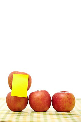 포토 JPG 스튜디오촬영 열매 종이 음식 과일 탁자 문구용품 학용품 실내 누끼 사람없음 빨간색 쌓기 과자 사무용품 여러개 메모지 사과 오브젝트 포스트잇 한장 국내포토 식물 1 컬러 가구 다수 모션 디저트 내부 파일형식