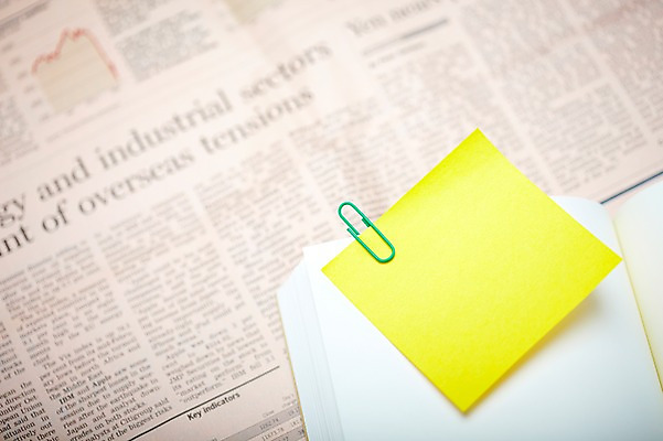 포토 JPG 스튜디오촬영 종이 문구용품 학용품 실내 사람없음 목재 아웃포커스 다이어리 사무용품 공책 펼침 기록 메모지 신문 오브젝트 포스트잇 클립 영자신문 나무배경 국내포토 나무 백그라운드 재료 모션 촬영기법 내부 간행물 뉴스 파일형식