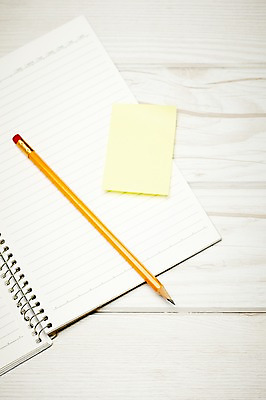 포토 JPG 스튜디오촬영 종이 문구용품 학용품 실내 사람없음 목재 하이앵글 필기구 연필 사무용품 공책 펼침 기록 메모지 오브젝트 포스트잇 연습장 스프링노트 줄노트 나무배경 국내포토 나무 뷰포인트 백그라운드 재료 모션 내부 파일형식