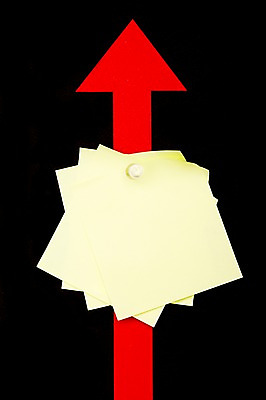 포토 JPG 스튜디오촬영 화살표 종이 컬러 문구용품 학용품 실내 사람없음 빨간색 노란색 사무용품 쪽지 기록 메모지 압정 방향 오브젝트 포스트잇 상승 여러장 국내포토 다수 컨셉 내부 파일형식