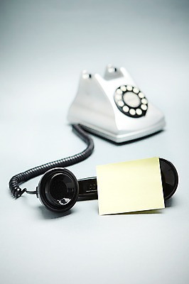 포토 JPG 스튜디오촬영 종이 문구용품 학용품 실내 사람없음 노란색 사무용품 기록 메모지 전화기 유선전화기 오브젝트 수화기 포스트잇 통화 한장 전화메모 국내포토 1 컬러 모션 내부 파일형식