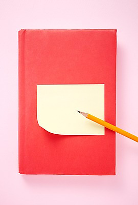 포토 JPG 스튜디오촬영 종이 문구용품 학용품 실내 사람없음 하이앵글 필기구 연필 다이어리 사무용품 공책 기록 메모지 오브젝트 포스트잇 한장 말린_둥글게 국내포토 1 뷰포인트 컨셉 내부 파일형식