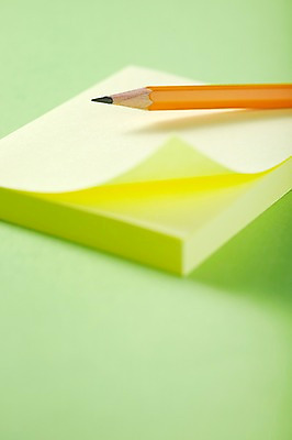 포토 JPG 스튜디오촬영 종이 컬러 문구용품 학용품 실내 근접촬영 사람없음 필기구 연필 노란색 사무용품 기록 메모지 오브젝트 포스트잇 말린_둥글게 국내포토 뷰포인트 컨셉 내부 파일형식