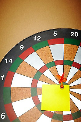 포토 JPG 스튜디오촬영 종이 문구용품 학용품 화살 실내 사람없음 놀이용품 사무용품 쪽지 기록 메모지 게임용품 과녁판 목표 다트판 다트 오브젝트 포스트잇 다트핀 다트게임 국내포토 컨셉 내부 게임 파일형식