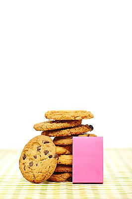 포토 JPG 스튜디오촬영 종이 음식 분홍색 컬러 탁자 문구용품 학용품 디저트 실내 누끼 사람없음 쌓기 쿠키 제과 과자 사무용품 여러개 빵집 메모지 칩 오브젝트 포스트잇 한장 초코칩 초코칩쿠키 국내포토 1 가구 다수 모션 내부 제과제빵 상점 초콜릿 초코쿠키 파일형식