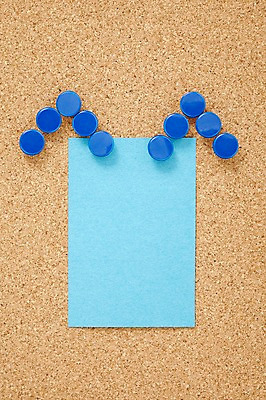 포토 JPG 스튜디오촬영 기호 종이 컬러 문구용품 학용품 실내 웃음 근접촬영 사람없음 파란색 사무용품 쪽지 기록 메모지 압정 오브젝트 포스트잇 메모판 특수문자 한장 코르크보드 국내포토 문자 1 뷰포인트 알림판 표정 내부 파일형식