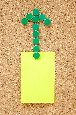 포토 JPG 스튜디오촬영 화살표 종이 컬러 문구용품 학용품 실내 근접촬영 사람없음 초록색 노란색 사무용품 쪽지 기록 메모지 압정 방향 오브젝트 포스트잇 상승 메모판 한장 코르크보드 국내포토 1 뷰포인트 컨셉 알림판 내부 파일형식