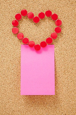 포토 JPG 스튜디오촬영 모양 종이 분홍색 컬러 문구용품 학용품 실내 근접촬영 사람없음 빨간색 사무용품 쪽지 하트 기록 메모지 압정 오브젝트 포스트잇 메모판 한장 코르크보드 국내포토 1 뷰포인트 알림판 내부 파일형식