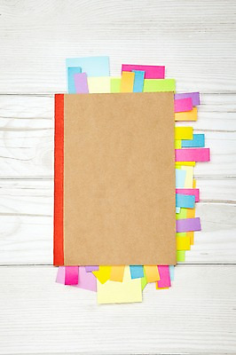 포토 JPG 스튜디오촬영 종이 백그라운드 문구용품 학용품 실내 사람없음 목재 하이앵글 컬러풀 라벨 사무용품 공책 기록 메모지 오브젝트 포스트잇 연습장 인덱스 나무배경 국내포토 나무 뷰포인트 컬러 재료 프레임 내부 파일형식