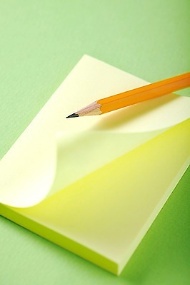 포토 JPG 스튜디오촬영 종이 컬러 문구용품 학용품 실내 사람없음 필기구 연필 노란색 사무용품 기록 메모지 오브젝트 포스트잇 말린_둥글게 국내포토 컨셉 내부 파일형식