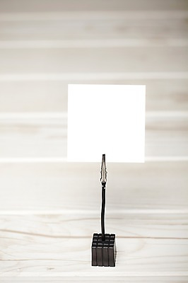 포토 JPG 스튜디오촬영 종이 문구용품 학용품 프레임 실내 사람없음 목재 한개 사무용품 기록 메모지 오브젝트 백지 포스트잇 메모꽂이 한장 나무배경 국내포토 나무 1 백그라운드 재료 내부 파일형식