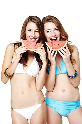 포토 JPG 스튜디오촬영 서양인 외국인 백인 해외기획촬영 우먼라이프 라이프스타일 긴머리 여자 2011년태국 수영복 음식 여행 과일 팔찌 휴가 여름음식 수박 실내 서기 미소 웃음 들기 누끼 사람 20대 성인 두명 앞모습 여름 친구 여름휴가 바캉스 비키니 먹기 여자만 성인여자만 청년만 청년여자만 성인만 제철음식 제철과일 국내포토 헤어스타일 옷 계절 뷰포인트 장신구 관계 모션 표정 인종 청년 내부 생활 제철 파일형식 여름_계절