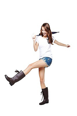 포토 JPG 스튜디오촬영 전신 서양인 외국인 백인 해외기획촬영 우먼라이프 라이프스타일 긴머리 잡화 계절 여자 2011년태국 패션 포즈 우산 반바지 날씨 실내 장화 한명 서기 미소 웃음 들기 누끼 사람 20대 성인 앞모습 캐주얼 여름 반팔티셔츠 청바지 비 다리들기 여자만 여자한명만 성인여자만 청년만 청년여자만 성인한명만 청년여자한명만 성인여자한명만 성인만 국내포토 자연요소 1 헤어스타일 옷 뷰포인트 신발 티셔츠 바지 모션 표정 인종 청년 내부 생활 파일형식
