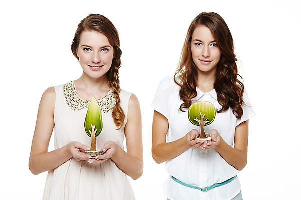 포토 JPG 스튜디오촬영 서양인 외국인 나무 백인 해외기획촬영 우먼라이프 라이프스타일 긴머리 원피스 여자 2011년태국 포즈 실내 미소 웃음 들기 누끼 사람 상반신 20대 성인 두명 앞모습 친구 민소매 모형 블라우스 나무모양 나무모형 여자만 성인여자만 청년만 청년여자만 성인만 국내포토 모양 식물 헤어스타일 옷 뷰포인트 상의 관계 모션 표정 인종 청년 내부 생활 파일형식