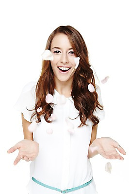 포토 JPG 스튜디오촬영 서양인 외국인 식물 백인 해외기획촬영 우먼라이프 라이프스타일 긴머리 여자 2011년태국 꽃잎 꽃 포즈 모션 날리기 실내 한명 미소 웃음 누끼 사람 손짓 상반신 20대 성인 앞모습 장미 블라우스 꽃가루 여자만 여자한명만 성인여자만 청년만 청년여자만 성인한명만 청년여자한명만 성인여자한명만 성인만 국내포토 1 헤어스타일 뷰포인트 상의 표정 인종 청년 내부 생활 가루 파일형식