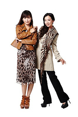 포토 JPG 스튜디오촬영 전신 외국인 해외기획촬영 우먼라이프 라이프스타일 긴머리 원피스 여자 패션 행복 포즈 2011년중국 실내 서기 미소 웃음 누끼 사람 동양인 20대 성인 두명 앞모습 친구 치마 중국인 스카프 재킷 가을 트렌치코트 하이힐 가죽자켓 킬힐 여자만 성인여자만 청년만 청년여자만 성인만 국내포토 헤어스타일 옷 계절 감정 구두 뷰포인트 관계 모션 하의 표정 인종 청년 내부 생활 목도리 외투 코트 여성화 파일형식