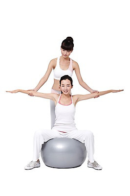 포토 JPG 스튜디오촬영 전신 외국인 해외기획촬영 우먼라이프 라이프스타일 여자 포즈 운동화 몸매관리 다이어트 2011년중국 팔벌리기 실내 건강 서기 미소 웃음 누끼 사람 앉기 동양인 20대 성인 두명 앞모습 운동복 민소매 운동 중국인 건강관리 헬스 도움 짐볼 목표 탱크톱 연습 트레이너 올림머리 열정 자세교정 묶은머리 의료성형뷰티 여자만 성인여자만 청년만 청년여자만 성인만 국내포토 헤어스타일 옷 감정 뷰포인트 신발 컨셉 상의 모션 표정 관리 인종 청년 내부 생활 파일형식