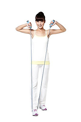 포토 JPG 스튜디오촬영 전신 외국인 해외기획촬영 우먼라이프 라이프스타일 여자 포즈 운동화 몸매관리 다이어트 2011년중국 실내 건강 한명 서기 미소 웃음 들기 누끼 사람 동양인 20대 성인 앞모습 운동복 수건 민소매 운동 중국인 건강관리 헬스 목표 줄넘기 올림머리 열정 묶은머리 의료성형뷰티 여자만 여자한명만 성인여자만 청년만 청년여자만 성인한명만 청년여자한명만 성인여자한명만 성인만 국내포토 1 헤어스타일 옷 감정 뷰포인트 신발 컨셉 상의 모션 표정 관리 인종 청년 내부 생활 위생용품 파일형식