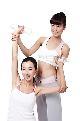 포토 JPG 스튜디오촬영 외국인 해외기획촬영 우먼라이프 라이프스타일 여자 포즈 몸매관리 다이어트 2011년중국 실내 건강 미소 웃음 들기 누끼 사람 동양인 상반신 20대 성인 두명 앞모습 운동복 민소매 운동 중국인 손들기 건강관리 헬스 아령 도움 목표 탱크톱 물병 연습 트레이너 팔운동 올림머리 열정 자세교정 포니테일 묶은머리 의료성형뷰티 여자만 성인여자만 청년만 청년여자만 성인만 국내포토 헤어스타일 옷 감정 뷰포인트 컨셉 상의 모션 표정 관리 인종 청년 내부 생활 물통 파일형식