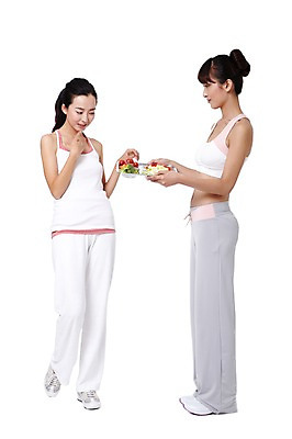 포토 JPG 스튜디오촬영 전신 외국인 해외기획촬영 우먼라이프 라이프스타일 여자 음식 운동화 몸매관리 다이어트 채소 2011년중국 방울토마토 피망 실내 건강 식이요법 서기 들기 누끼 사람 동양인 20대 성인 두명 옆모습 운동복 민소매 중국인 건강관리 당근 도움 목표 탱크톱 브로콜리 연습 트레이너 양배추 채식 올림머리 열정 식단 포니테일 식판 묶은머리 의료성형뷰티 여자만 성인여자만 청년만 청년여자만 성인만 국내포토 헤어스타일 옷 감정 뷰포인트 신발 컨셉 상의 토마토 모션 뿌리채소 관리 인종 청년 내부 생활 헬스 파일형식