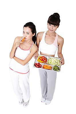 포토 JPG 스튜디오촬영 전신 외국인 해외기획촬영 우먼라이프 라이프스타일 여자 음식 운동화 몸매관리 다이어트 채소 2011년중국 방울토마토 피망 실내 건강 식이요법 서기 들기 누끼 사람 동양인 20대 성인 두명 앞모습 운동복 하이앵글 민소매 중국인 건강관리 당근 올려보기 도움 목표 탱크톱 브로콜리 연습 트레이너 양배추 채식 올림머리 열정 식단 포니테일 식판 묶은머리 의료성형뷰티 여자만 성인여자만 청년만 청년여자만 성인만 국내포토 헤어스타일 옷 감정 뷰포인트 신발 컨셉 상의 토마토 모션 뿌리채소 관리 인종 청년 내부 생활 헬스 파일형식