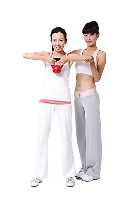 포토 JPG 스튜디오촬영 전신 외국인 해외기획촬영 우먼라이프 라이프스타일 여자 포즈 운동화 몸매관리 다이어트 2011년중국 실내 건강 서기 미소 웃음 들기 누끼 사람 동양인 20대 성인 두명 앞모습 운동복 민소매 운동 중국인 건강관리 헬스 아령 도움 목표 탱크톱 연습 트레이너 팔운동 올림머리 열정 포니테일 묶은머리 의료성형뷰티 여자만 성인여자만 청년만 청년여자만 성인만 국내포토 헤어스타일 옷 감정 뷰포인트 신발 컨셉 상의 모션 표정 관리 인종 청년 내부 생활 파일형식