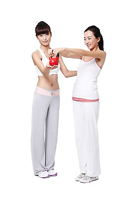 포토 JPG 스튜디오촬영 전신 외국인 해외기획촬영 우먼라이프 라이프스타일 여자 포즈 운동화 몸매관리 다이어트 2011년중국 실내 건강 서기 미소 웃음 들기 누끼 사람 동양인 20대 성인 두명 앞모습 운동복 민소매 운동 중국인 건강관리 헬스 아령 도움 목표 탱크톱 연습 트레이너 팔운동 올림머리 열정 포니테일 묶은머리 의료성형뷰티 여자만 성인여자만 청년만 청년여자만 성인만 국내포토 헤어스타일 옷 감정 뷰포인트 신발 컨셉 상의 모션 표정 관리 인종 청년 내부 생활 파일형식