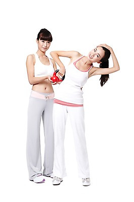 포토 JPG 스튜디오촬영 전신 외국인 해외기획촬영 우먼라이프 라이프스타일 여자 포즈 운동화 몸매관리 다이어트 2011년중국 실내 건강 서기 미소 웃음 들기 누끼 사람 동양인 20대 성인 두명 앞모습 운동복 민소매 운동 중국인 건강관리 헬스 아령 도움 목표 탱크톱 연습 트레이너 팔운동 올림머리 열정 포니테일 묶은머리 의료성형뷰티 여자만 성인여자만 청년만 청년여자만 성인만 국내포토 헤어스타일 옷 감정 뷰포인트 신발 컨셉 상의 모션 표정 관리 인종 청년 내부 생활 파일형식