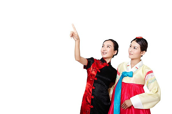 포토 JPG 스튜디오촬영 외국인 해외기획촬영 한국문화 전통 우먼라이프 라이프스타일 응시 여자 전통문화 문화 포즈 2011년중국 중국문화 한국 실내 미소 웃음 누끼 사람 동양인 손짓 상반신 20대 성인 두명 앞모습 중국인 중국 가리킴 체험 전통의상 한복 치파오 교류 문화교류 외교 여자만 성인여자만 청년만 청년여자만 성인만 국내포토 동양문화 한국전통 시선 아시아 뷰포인트 외국문화 컨셉 모션 표정 인종 청년 내부 생활 파일형식