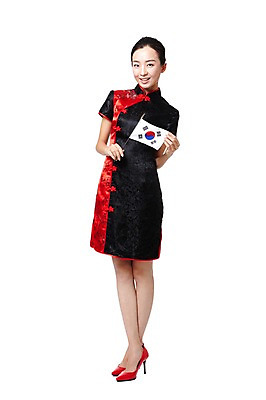 포토 JPG 스튜디오촬영 전신 외국인 해외기획촬영 전통 우먼라이프 라이프스타일 여자 전통문화 문화 구두 포즈 2011년중국 중국문화 실내 한명 서기 미소 웃음 들기 누끼 사람 동양인 20대 성인 앞모습 빨간색 중국인 중국 깃발 체험 국기 하이힐 태극기 전통의상 치파오 교류 문화교류 여자만 여자한명만 성인여자만 청년만 청년여자만 성인한명만 청년여자한명만 성인여자한명만 성인만 국내포토 1 동양문화 아시아 뷰포인트 컬러 외국문화 신발 컨셉 모션 표정 인종 청년 내부 생활 여성화 파일형식