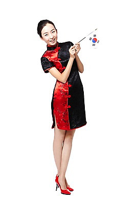 포토 JPG 스튜디오촬영 전신 외국인 해외기획촬영 전통 우먼라이프 라이프스타일 여자 전통문화 문화 구두 포즈 2011년중국 중국문화 실내 한명 서기 미소 웃음 들기 누끼 사람 동양인 20대 성인 앞모습 빨간색 중국인 중국 깃발 체험 국기 하이힐 태극기 전통의상 치파오 교류 문화교류 여자만 여자한명만 성인여자만 청년만 청년여자만 성인한명만 청년여자한명만 성인여자한명만 성인만 국내포토 1 동양문화 아시아 뷰포인트 컬러 외국문화 신발 컨셉 모션 표정 인종 청년 내부 생활 여성화 파일형식