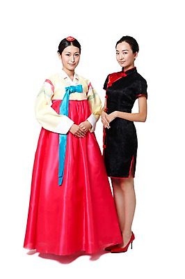 포토 JPG 스튜디오촬영 전신 외국인 해외기획촬영 한국문화 전통 우먼라이프 라이프스타일 여자 전통문화 문화 구두 포즈 2011년중국 중국문화 한국 실내 서기 미소 웃음 누끼 사람 동양인 20대 성인 두명 앞모습 빨간색 중국인 중국 체험 하이힐 전통의상 한복 치파오 손모으기 교류 문화교류 외교 여자만 성인여자만 청년만 청년여자만 성인만 국내포토 동양문화 한국전통 아시아 뷰포인트 컬러 외국문화 신발 컨셉 모션 표정 인종 손짓 청년 내부 생활 여성화 파일형식