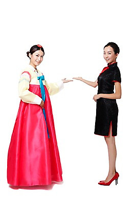 포토 JPG 스튜디오촬영 전신 외국인 해외기획촬영 한국문화 전통 우먼라이프 라이프스타일 여자 전통문화 문화 구두 포즈 2011년중국 모션 중국문화 안내 한국 실내 서기 미소 웃음 누끼 사람 동양인 손짓 20대 성인 두명 옆모습 빨간색 중국인 중국 체험 하이힐 전통의상 한복 치파오 교류 문화교류 외교 여자만 성인여자만 청년만 청년여자만 성인만 국내포토 동양문화 한국전통 아시아 뷰포인트 컬러 외국문화 신발 컨셉 표정 인종 청년 내부 생활 여성화 파일형식