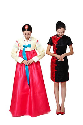 포토 JPG 스튜디오촬영 전신 외국인 해외기획촬영 한국문화 전통 우먼라이프 라이프스타일 여자 전통문화 문화 구두 포즈 2011년중국 중국문화 한국 실내 숙이기 고개숙이기 서기 누끼 사람 동양인 20대 성인 두명 앞모습 빨간색 중국인 중국 예절 인사 체험 하이힐 전통의상 한복 치파오 손모으기 교류 문화교류 외교 여자만 성인여자만 청년만 청년여자만 성인만 국내포토 동양문화 한국전통 아시아 뷰포인트 컬러 외국문화 신발 컨셉 모션 인종 손짓 청년 내부 생활 여성화 파일형식