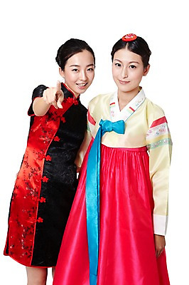 포토 JPG 스튜디오촬영 외국인 해외기획촬영 한국문화 전통 우먼라이프 라이프스타일 여자 전통문화 문화 포즈 2011년중국 중국문화 한국 실내 서기 미소 웃음 누끼 사람 동양인 손짓 20대 성인 두명 앞모습 중국인 중국 가리킴 체험 전통의상 한복 치파오 교류 문화교류 외교 여자만 성인여자만 청년만 청년여자만 성인만 국내포토 동양문화 한국전통 아시아 뷰포인트 외국문화 컨셉 모션 표정 인종 청년 내부 생활 파일형식