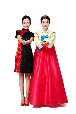 포토 JPG 스튜디오촬영 전신 외국인 해외기획촬영 한국문화 전통 우먼라이프 라이프스타일 여자 전통문화 문화 구두 포즈 2011년중국 중국문화 한국 실내 서기 미소 웃음 누끼 사람 동양인 손짓 20대 성인 두명 앞모습 빨간색 중국인 중국 체험 하이힐 전통의상 한복 치파오 손내밀기 교류 문화교류 외교 여자만 성인여자만 청년만 청년여자만 성인만 국내포토 동양문화 한국전통 아시아 뷰포인트 컬러 외국문화 신발 컨셉 모션 표정 인종 청년 내부 생활 여성화 파일형식