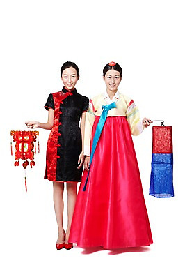 포토 JPG 스튜디오촬영 전신 외국인 해외기획촬영 한국문화 전통 우먼라이프 라이프스타일 여자 전통문화 문화 구두 포즈 2011년중국 조명 중국문화 전통소품 한국 실내 서기 미소 웃음 들기 누끼 사람 동양인 20대 성인 두명 앞모습 빨간색 중국인 중국 체험 하이힐 전통의상 한복 치파오 청사초롱 전통등 교류 문화교류 외교 여자만 성인여자만 청년만 청년여자만 성인만 국내포토 동양문화 한국전통 아시아 뷰포인트 컬러 외국문화 신발 컨셉 모션 표정 인종 청년 내부 생활 여성화 오브젝트 초롱 파일형식