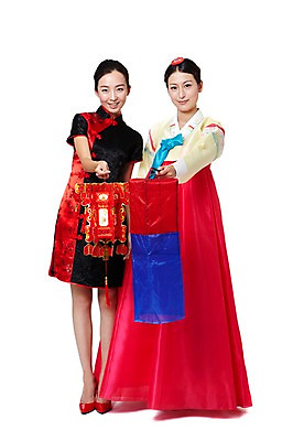 포토 JPG 스튜디오촬영 전신 외국인 해외기획촬영 한국문화 전통 우먼라이프 라이프스타일 여자 전통문화 문화 구두 포즈 2011년중국 조명 중국문화 전통소품 한국 실내 서기 미소 웃음 들기 누끼 사람 동양인 20대 성인 두명 앞모습 빨간색 중국인 중국 체험 하이힐 전통의상 한복 치파오 청사초롱 전통등 교류 문화교류 외교 여자만 성인여자만 청년만 청년여자만 성인만 국내포토 동양문화 한국전통 아시아 뷰포인트 컬러 외국문화 신발 컨셉 모션 표정 인종 청년 내부 생활 여성화 오브젝트 초롱 파일형식