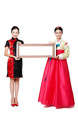 포토 JPG 스튜디오촬영 전신 외국인 해외기획촬영 한국문화 전통 우먼라이프 라이프스타일 여자 전통문화 문화 구두 포즈 2011년중국 중국문화 전통소품 한국 실내 서기 미소 웃음 들기 누끼 사람 동양인 20대 성인 두명 앞모습 빨간색 중국인 중국 체험 하이힐 전통의상 한복 치파오 족자 교류 문화교류 외교 여자만 성인여자만 청년만 청년여자만 성인만 국내포토 동양문화 한국전통 아시아 뷰포인트 컬러 외국문화 신발 컨셉 모션 표정 인종 청년 내부 생활 여성화 오브젝트 파일형식