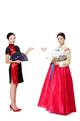 포토 JPG 스튜디오촬영 전신 외국인 해외기획촬영 한국문화 전통 우먼라이프 라이프스타일 응시 여자 전통문화 문화 구두 포즈 2011년중국 중국문화 안내 전통소품 한국 실내 서기 미소 웃음 들기 누끼 사람 동양인 손짓 20대 성인 두명 앞모습 빨간색 중국인 중국 체험 부채 하이힐 전통의상 한복 치파오 전통부채 교류 접부채 문화교류 외교 여자만 성인여자만 청년만 청년여자만 성인만 국내포토 동양문화 한국전통 시선 아시아 뷰포인트 컬러 외국문화 신발 컨셉 모션 표정 인종 청년 내부 생활 여성화 오브젝트 파일형식