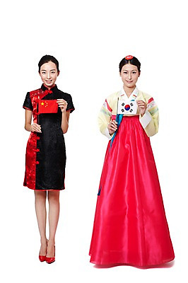 포토 JPG 스튜디오촬영 전신 외국인 해외기획촬영 한국문화 전통 우먼라이프 라이프스타일 여자 전통문화 문화 구두 포즈 2011년중국 중국문화 한국 실내 서기 미소 웃음 들기 누끼 사람 동양인 20대 성인 두명 앞모습 빨간색 중국인 중국 깃발 체험 국기 하이힐 태극기 전통의상 한복 치파오 오성홍기 교류 문화교류 외교 여자만 성인여자만 청년만 청년여자만 성인만 국내포토 동양문화 한국전통 아시아 뷰포인트 컬러 외국문화 신발 컨셉 모션 표정 인종 청년 내부 생활 여성화 파일형식